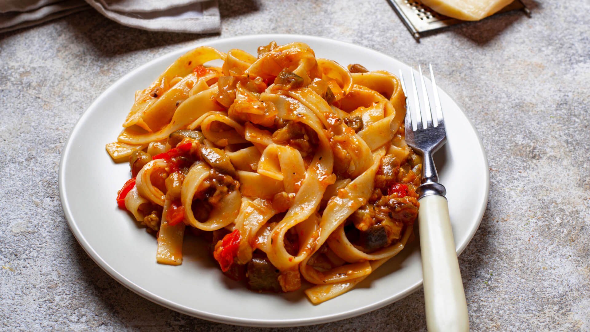 Fettuccini in Bolognese Sauce with Santa Helena Cabernet Sauvignon